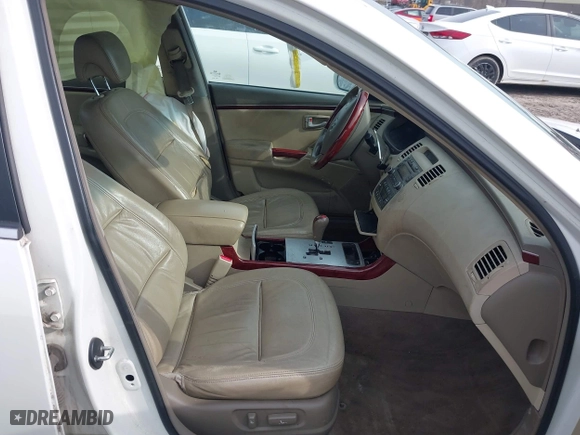2008 Hyundai Azera Limited with VIN KMHFC46F18A306212, listed as a IAAI auction lot 42025792 with 230,350 mi miles. Bid and sale history available at carsss.com. Image 5.