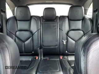 2017 Porsche Cayenne z VIN WP1AA2A22HKA92370, wystawiony jako Copart lot #61361295 z przebiegiem 86 204 mil mil oraz Szkoda całkowita • Salvage title. Historia ofert i sprzedaży dostępna na DreamBid. Obrazek 10.