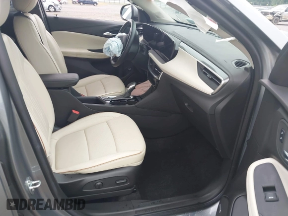 2024 Buick Encore GX Avenir z VIN KL4AMFSL7RB021362, wystawiony jako IAAI lot #42484717 z przebiegiem 5 640 mil mil oraz . Historia ofert i sprzedaży dostępna na DreamBid. Obrazek 5.