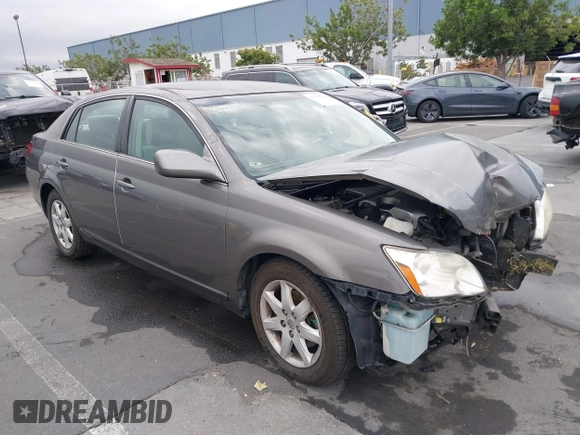 2007 Toyota Avalon XL z VIN 4T1BK36B97U185001, wystawiony jako IAAI lot #39698759 z przebiegiem 132 230 mil mil oraz . Historia ofert i sprzedaży dostępna na DreamBid. Obrazek 1.