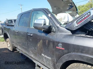 2020 Ram 2500 Laramie z VIN 3C6UR5NLXLG314141, wystawiony jako IAAI lot #42263978 z przebiegiem Nie podano mil oraz . Historia ofert i sprzedaży dostępna na DreamBid. Obrazek 12.