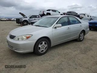 2002 Toyota Camry XLE z VIN 4T1BF30K12U003250, wystawiony jako Copart lot #54702645 z przebiegiem 360 134 mil mil oraz Czysty tytuł • Clean title. Historia ofert i sprzedaży dostępna na DreamBid. Obrazek 1.
