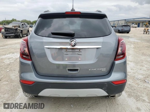 2020 Buick Encore Essence z VIN KL4CJGSB6LB047540, wystawiony jako Copart lot #48350565 z przebiegiem 40 156 mil mil oraz Nie do naprawy. Historia ofert i sprzedaży dostępna na DreamBid. Obrazek 6.