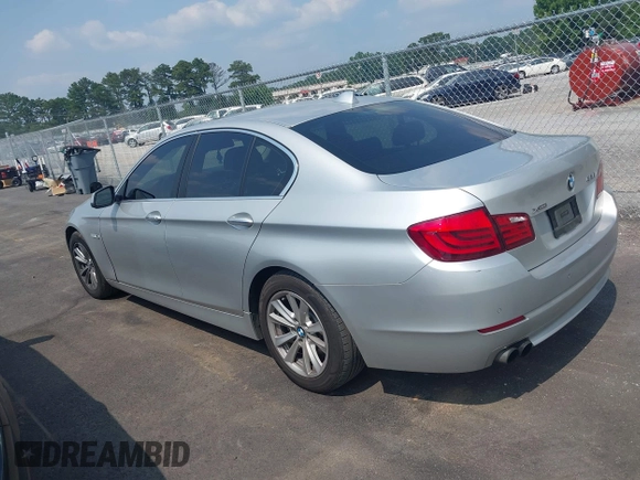 2013 BMW 5 Series 528i xDrive z VIN WBAXH5C51DDW16832, wystawiony jako IAAI lot #42428437 z przebiegiem 209 305 mil mil oraz . Historia ofert i sprzedaży dostępna na DreamBid. Obrazek 3.