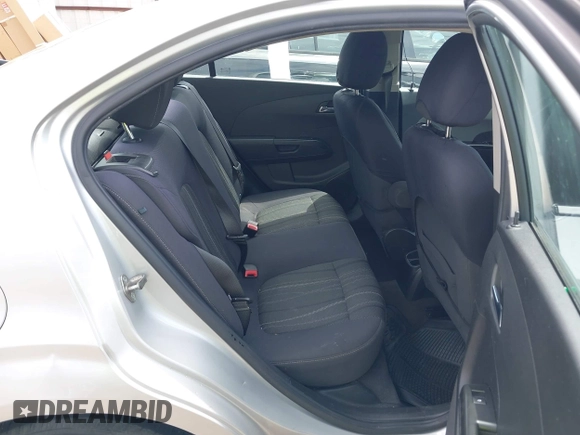 2014 Chevrolet Sonic LT z VIN 1G1JC5SH9E4159913, wystawiony jako IAAI lot #42253329 z przebiegiem 156 333 mil mil oraz . Historia ofert i sprzedaży dostępna na DreamBid. Obrazek 8.