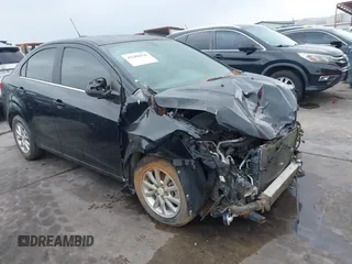 2019 Chevrolet Sonic LT z VIN 1G1JD5SB7K4143486, wystawiony jako IAAI lot #42202076 z przebiegiem 42 082 mil mil oraz . Historia ofert i sprzedaży dostępna na DreamBid. Obrazek 1.