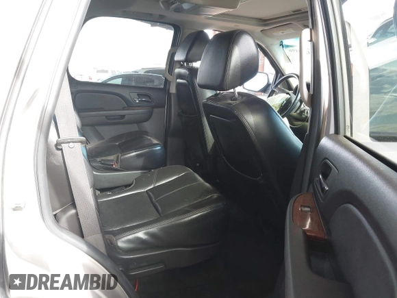 2007 GMC Yukon SLE with VIN 1GKFK13057J108533, listed as a IAAI auction lot 41364196 with 207,890 mi miles. Bid and sale history available at carsss.com. Image 8.