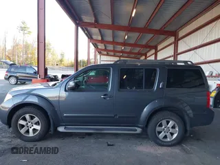 2011 Nissan Pathfinder LE z VIN 5N1AR1NB1BC616913, wystawiony jako IAAI lot #40627326 z przebiegiem 119 372 mil mil oraz . Historia ofert i sprzedaży dostępna na DreamBid. Obrazek 14.