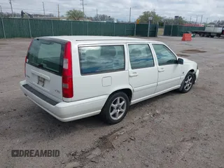 2000 Volvo V70 with VIN YV1LW61J5Y2685130, listed as a IAAI auction lot 41915016 with 222,386 mi miles. Bid and sale history available at carsss.com. Image 4.