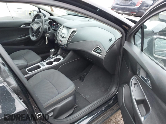 2017 Chevrolet Cruze LS z VIN 1G1BC5SM3H7138902, wystawiony jako IAAI lot #41546782 z przebiegiem 90 908 mil mil oraz . Historia ofert i sprzedaży dostępna na DreamBid. Obrazek 5.