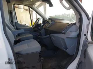 2018 Ford Transit z VIN 1FTYR2CM2JKB35831, wystawiony jako IAAI lot #42326559 z przebiegiem 90 590 mil mil oraz . Historia ofert i sprzedaży dostępna na DreamBid. Obrazek 5.