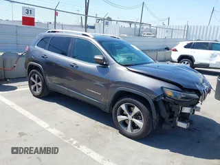 2019 Jeep Cherokee Limited z VIN 1C4PJMDX7KD167722, wystawiony jako IAAI lot #42354242 z przebiegiem 68 775 mil mil oraz . Historia ofert i sprzedaży dostępna na DreamBid. Obrazek 1.