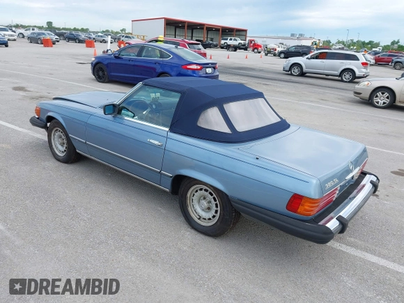1985 Mercedes-Benz 380 z VIN WDBBA45C7FA020232, wystawiony jako IAAI lot #42206469 z przebiegiem 139 733 mil mil oraz . Historia ofert i sprzedaży dostępna na DreamBid. Obrazek 3.