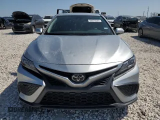 2022 Toyota Camry SE z VIN 4T1G11AK7NU695218, wystawiony jako Copart lot #50276535 z przebiegiem 64 539 mil mil oraz Czysty tytuł • Clean title. Historia ofert i sprzedaży dostępna na DreamBid. Obrazek 5.