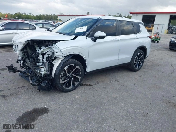 2024 Mitsubishi Outlander SE with VIN JA4J3VA8XRZ076597, listed as a IAAI auction lot 41710042 with 2,594 mi miles. Bid and sale history available at carsss.com. Image 2.