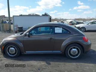 2013 Volkswagen Beetle 2.5L с VIN 3VWJP7AT1DM601306, выставлен на аукционе IAAI как лот 41846490 с пробегом 117 082 миль миль и . История ставок и продаж доступна на DreamBid. Изображение 14.