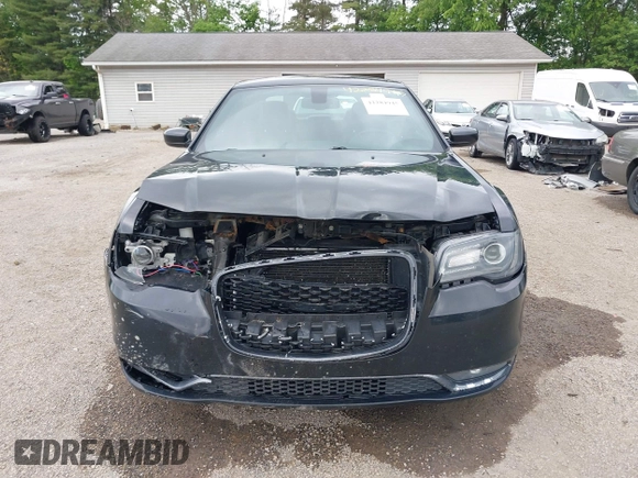 2015 Chrysler 300 S z VIN 2C3CCAGG1FH923044, wystawiony jako IAAI lot #42284945 z przebiegiem 132 681 mil mil oraz . Historia ofert i sprzedaży dostępna na DreamBid. Obrazek 12.