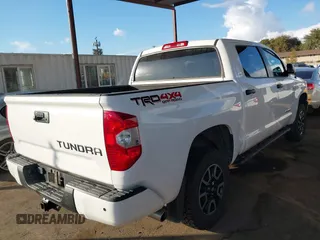 2018 Toyota Tundra SR5 z VIN 5TFDW5F16JX776543, wystawiony jako IAAI lot #40874026 z przebiegiem 59 636 mil mil oraz . Historia ofert i sprzedaży dostępna na DreamBid. Obrazek 4.