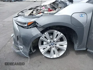 2024 Subaru Solterra Premium z VIN JTMABABA2RA056054, wystawiony jako IAAI lot #42018399 z przebiegiem 6 220 mil mil oraz . Historia ofert i sprzedaży dostępna na DreamBid. Obrazek 20.