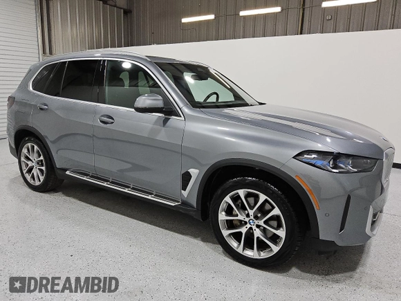 2024 BMW X5 sDrive40i z VIN 5UX13EU07R9U53817, wystawiony jako Copart lot #55535065 z przebiegiem 30 806 mil mil oraz Czysty tytuł • Clean title. Historia ofert i sprzedaży dostępna na DreamBid. Obrazek 4.