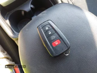 2020 Toyota RAV4 Hybrid XLE z VIN 2T3RWRFVXLW054810, wystawiony jako IAAI lot #42411211 z przebiegiem 94 523 mil mil oraz . Historia ofert i sprzedaży dostępna na DreamBid. Obrazek 11.