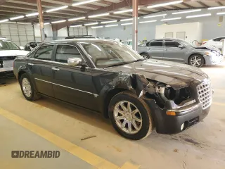 2005 Chrysler 300 C z VIN 2C3JA63H95H577428, wystawiony jako Copart lot #50975795 z przebiegiem 130 630 mil mil oraz Szkoda całkowita • Salvage title. Historia ofert i sprzedaży dostępna na DreamBid. Obrazek 4.