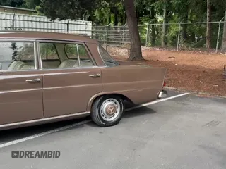 1965 Mercedes-Benz 190 z VIN 190C111510F, wystawiony jako Copart lot #62136915 z przebiegiem 59 390 mil mil oraz Czysty tytuł • Clean title. Historia ofert i sprzedaży dostępna na DreamBid. Obrazek 11.