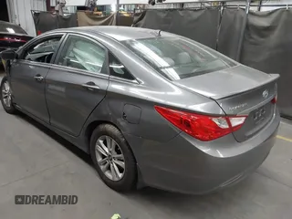 2013 Hyundai Sonata GLS z VIN 5NPEB4AC7DH620868, wystawiony jako IAAI lot #42044355 z przebiegiem 96 671 mil mil oraz . Historia ofert i sprzedaży dostępna na DreamBid. Obrazek 3.