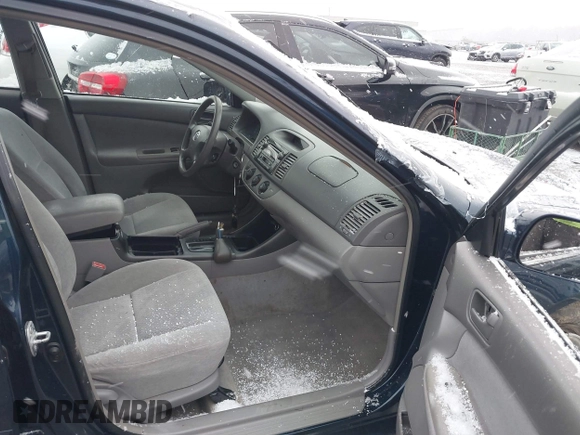 2003 Toyota Camry LE z VIN 4T1BF32K73U055352, wystawiony jako IAAI lot #38989713 z przebiegiem 155 688 mil mil oraz . Historia ofert i sprzedaży dostępna na DreamBid. Obrazek 5.