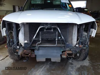 2004 Chevrolet Silverado 3500 z VIN 1GCHK39284E265681, wystawiony jako IAAI lot #41435024 z przebiegiem 305 340 mil mil oraz . Historia ofert i sprzedaży dostępna na DreamBid. Obrazek 6.