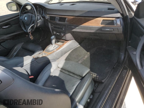 2011 BMW 3 Series 328i z VIN WBAKE3C52BE557644, wystawiony jako Copart lot #52886685 z przebiegiem 151 824 mil mil oraz Nie do naprawy • Non repairable. Historia ofert i sprzedaży dostępna na DreamBid. Obrazek 10.