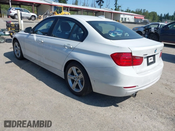 2015 BMW 3 Series 320i xDrive z VIN WBA3C3G51FNT53668, wystawiony jako IAAI lot #42428646 z przebiegiem 53 789 mil mil oraz . Historia ofert i sprzedaży dostępna na DreamBid. Obrazek 3.