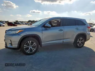 2018 Toyota Highlander LE z VIN 5TDZZRFH2JS242057, wystawiony jako Copart lot #55896655 z przebiegiem 41 639 mil mil oraz Szkoda całkowita • Salvage title. Historia ofert i sprzedaży dostępna na DreamBid. Obrazek 1.
