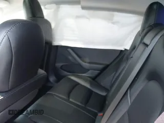 2021 Tesla Model 3 Standard Range Plus z VIN 5YJ3E1EA8MF100456, wystawiony jako IAAI lot #42100840 z przebiegiem 64 389 mil mil oraz . Historia ofert i sprzedaży dostępna na DreamBid. Obrazek 5.