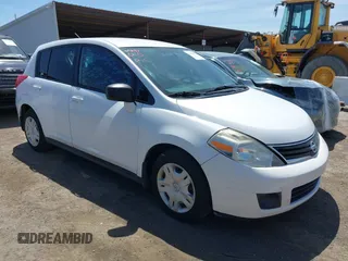 2012 Nissan Versa S z VIN 3N1BC1CP5CK239249, wystawiony jako IAAI lot #42193075 z przebiegiem 138 025 mil mil oraz . Historia ofert i sprzedaży dostępna na DreamBid. Obrazek 1.