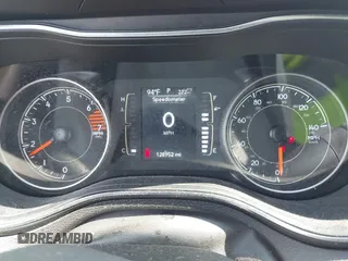 2020 Jeep Cherokee Latitude z VIN 1C4PJLCB3LD615147, wystawiony jako IAAI lot #42569825 z przebiegiem 128 952 mil mil oraz . Historia ofert i sprzedaży dostępna na DreamBid. Obrazek 7.