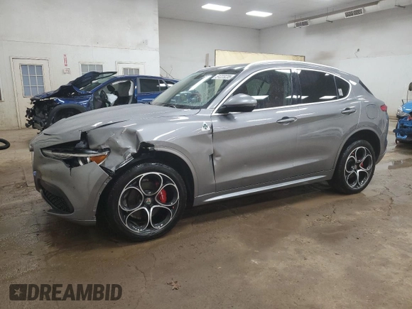 2020 Alfa Romeo Stelvio Ti z VIN ZASPAKBN1L7C88968, wystawiony jako Copart lot #51223235 z przebiegiem 79 530 mil mil oraz Szkoda całkowita • Salvage title. Historia ofert i sprzedaży dostępna na DreamBid. Obrazek 1.