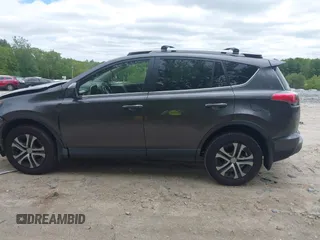2018 Toyota RAV4 LE z VIN JTMBFREV9JJ742196, wystawiony jako IAAI lot #42242296 z przebiegiem 97 479 mil mil oraz . Historia ofert i sprzedaży dostępna na DreamBid. Obrazek 14.