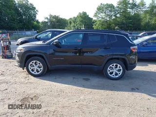 2024 Jeep Compass Latitude z VIN 3C4NJDBN9RT117417, wystawiony jako IAAI lot #42809682 z przebiegiem 34 407 mil mil oraz . Historia ofert i sprzedaży dostępna na DreamBid. Obrazek 15.