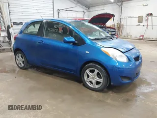 2010 Toyota Yaris z VIN JTDJT4K36A5295572, wystawiony jako IAAI lot #42410525 z przebiegiem 152 427 mil mil oraz . Historia ofert i sprzedaży dostępna na DreamBid. Obrazek 1.