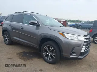 2018 Toyota Highlander LE z VIN 5TDBZRFH1JS896873, wystawiony jako IAAI lot #42501993 z przebiegiem 63 877 mil mil oraz . Historia ofert i sprzedaży dostępna na DreamBid. Obrazek 1.