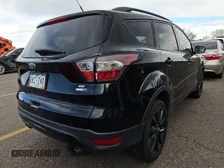 2018 Ford Escape SE z VIN 1FMCU9GDXJUA69802, wystawiony jako IAAI lot #42413413 z przebiegiem 92 564 mil mil oraz . Historia ofert i sprzedaży dostępna na DreamBid. Obrazek 13.