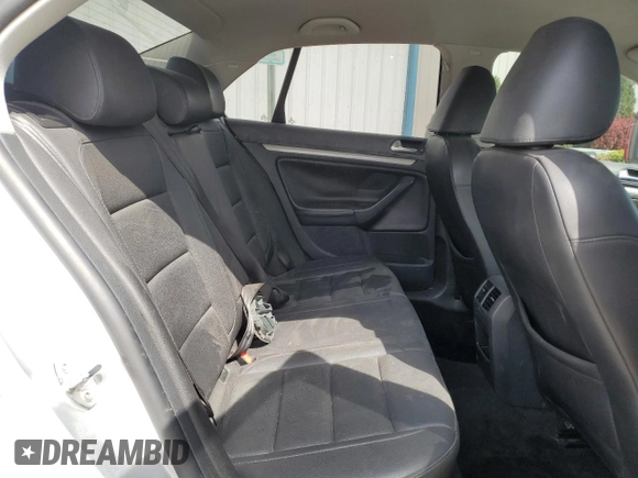 2010 Volkswagen Jetta Limited Edition с VIN 3VWAX7AJ1AM105397, выставлен на аукционе Copart как лот 53749085 с пробегом 159 224 миль миль и На запчасти • Non repairable. История ставок и продаж доступна на DreamBid. Изображение 10.