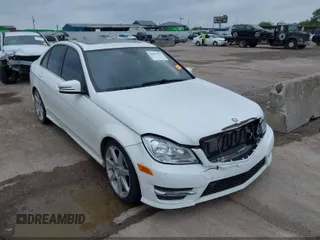 2014 Mercedes-Benz C 300 Sport z VIN WDDGF8AB5EA961762, wystawiony jako IAAI lot #42422347 z przebiegiem 125 373 mil mil oraz . Historia ofert i sprzedaży dostępna na DreamBid. Obrazek 1.