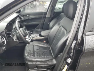 2020 Alfa Romeo Stelvio Ti z VIN ZASPAKBN9L7C94128, wystawiony jako Copart lot #56129775 z przebiegiem 54 042 mil mil oraz Szkody całkowita. Historia ofert i sprzedaży dostępna na DreamBid. Obrazek 7.