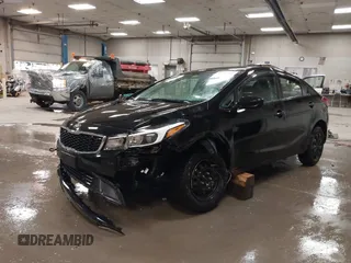 2017 Kia Forte LX z VIN 3KPFK4A74HE016955, wystawiony jako IAAI lot #41790804 z przebiegiem 173 379 mil mil oraz . Historia ofert i sprzedaży dostępna na DreamBid. Obrazek 2.
