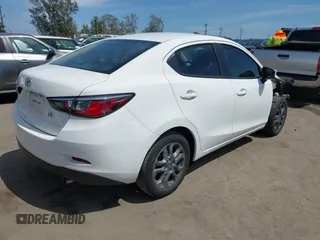 2017 Toyota Yaris z VIN 3MYDLBYV8HY172039, wystawiony jako IAAI lot #42327155 z przebiegiem 100 561 mil mil oraz . Historia ofert i sprzedaży dostępna na DreamBid. Obrazek 4.