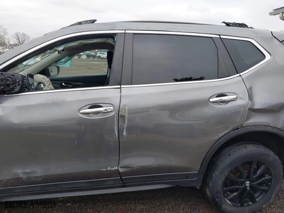 2017 Nissan Rogue SL with VIN 5N1AT2MV8HC802900, listed as a IAAI auction lot 42021254 with 109,025 mi miles. Bid and sale history available at carsss.com. Image 14.