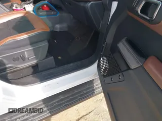 2023 Ford Bronco z VIN 1FMEE5DP2PLB01735, wystawiony jako IAAI lot #42687705 z przebiegiem 40 284 mil mil oraz . Historia ofert i sprzedaży dostępna na DreamBid. Obrazek 5.