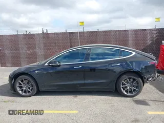 2019 Tesla Model 3 Mid Range z VIN 5YJ3E1EA4KF361967, wystawiony jako IAAI lot #42261724 z przebiegiem 89 902 mil mil oraz . Historia ofert i sprzedaży dostępna na DreamBid. Obrazek 14.